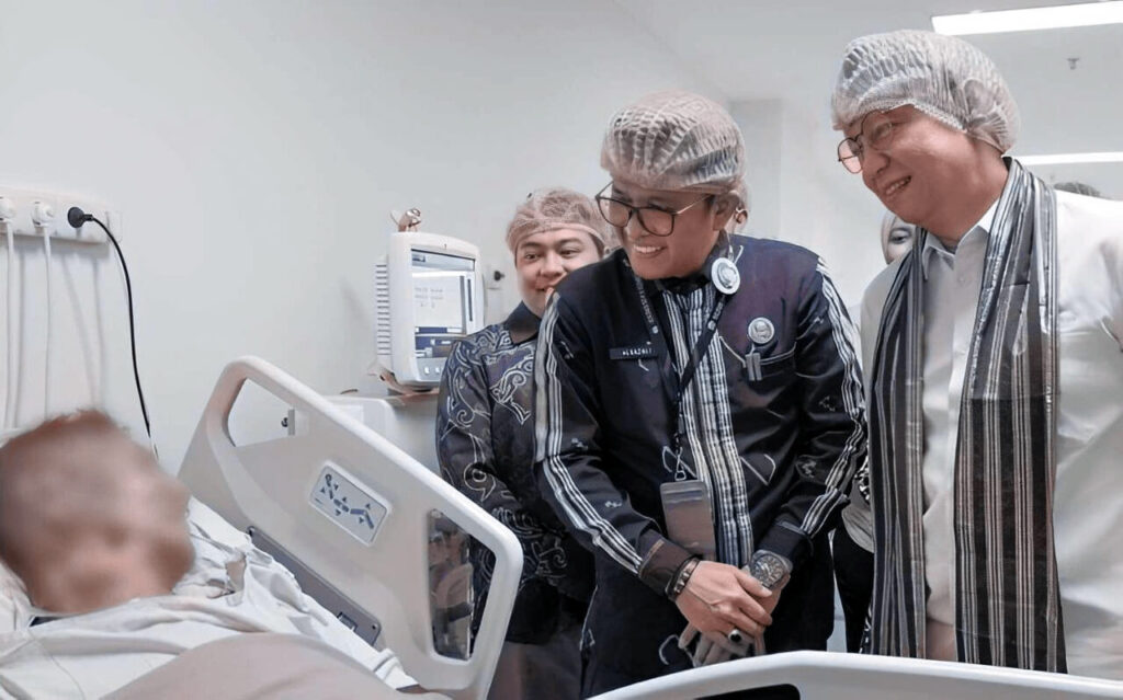 Menteri Kesehatan Budi Gunadi Sadikin saat menyapa pasien operasi bedah jantung terbuka pertama di RSJPDO Oputa Yi Koo, Kendari, Sulawesi Tenggara